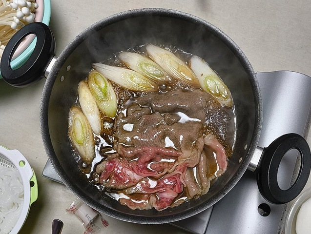 「砂子さん」からいただいた「白老牛」で「すきやき」を作って食べたのだ。最初だけあたしが「鍋奉行」なのは何時もの通りだが「すきやき」は最初の鍋が最高だと思っている。しかし二鍋以降も勿論うまかったのだよ（笑）。（砂子さんからの贈与：白老牛：大金畜産）