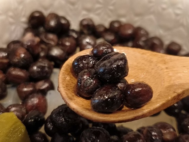 塩豆を木さじにとって食べてみる
