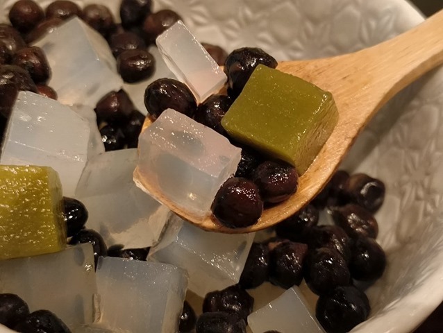 寒天と塩豆を木さじにとる