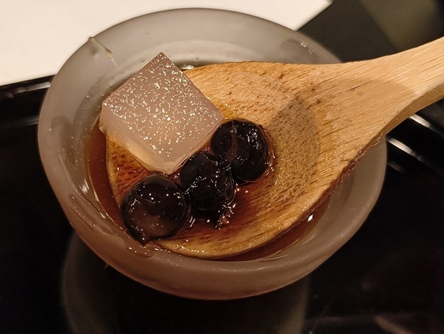 少しだけ寒天と塩豆をのせて黒蜜につけて食べてみるのだよ