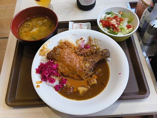 バターチキンソースカレー（ミニ）とシザーサラダととん汁