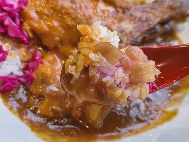 福神漬けとご飯を食べる