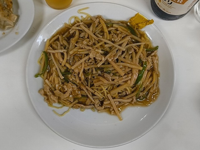 『兆楽』の「ルース焼きそば」と「チャーハン」と「餃子」と「ビール」でランチ。うまい！安い！早い！三拍子揃った『兆楽』は渋谷の誇る名店だ（とあたしは思うのだ）。うまかったのだよ（笑）。（兆楽 道玄坂店：渋谷区道玄坂2丁目）