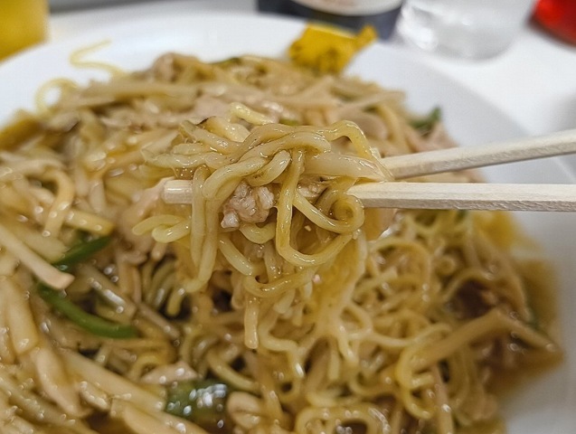 ルース焼きそばを食べる