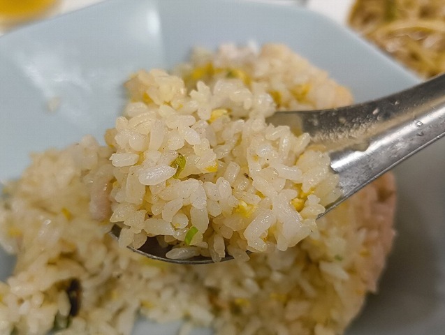 チャーハンを食べる