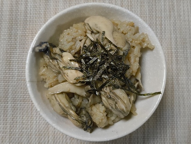 「サロマ湖」の「かき（むき身と殻つき貝）」が今年もやってきたので、早速「蒸しかき」と「かきごはん」にして食べたのだよ。「蒸しかき」も「かきごはん」も抜群にうまかったのだ（笑）。（西村さんからの贈与：寺本商店：紋別郡湧別町曙町）