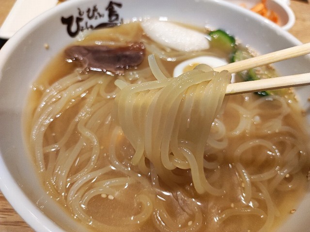 盛岡冷麺を手繰る