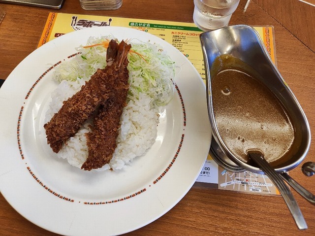 エビフライライスとグレイビーボートに入ったカレー