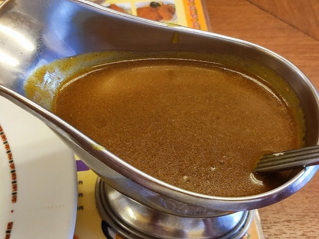 グレイビーボートに入ったカレー