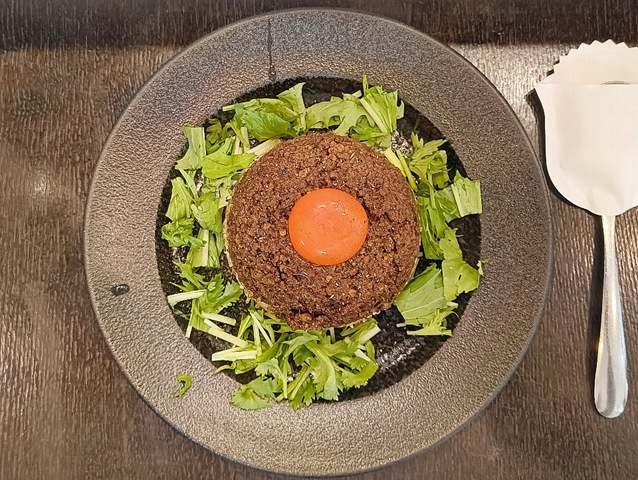『スパイススペースウガヤ 松屋浅草店』の「マーボーキーマカレー」でランチ。黄身を潰してみる。 とろりと流れる様子を見るのが好きだ。 そして黄身とカレー、そしてライスを一緒に頬張るのだ。スパイシーなソースがまろやかになり、これがまた何ともいえずにうまいのだよ（笑）。（スパイススペースウガヤ 松屋浅草店：花川戸1丁目：松屋浅草 B1F）