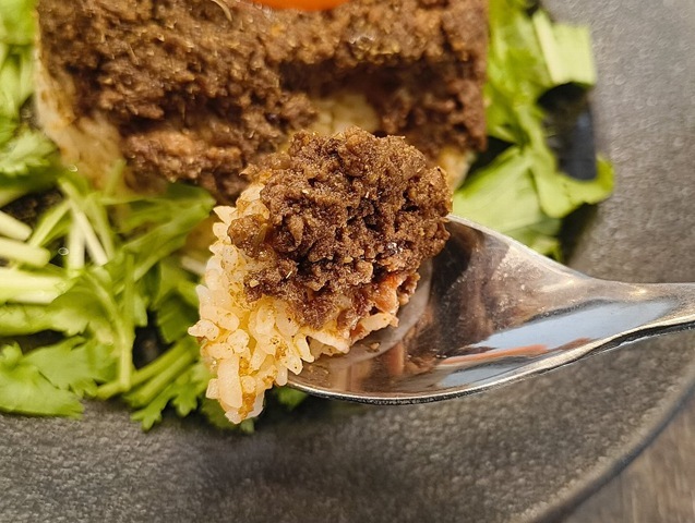 カレーを食べる
