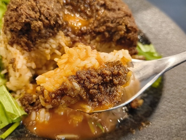 キーマカレーとライスと黄身を食べる