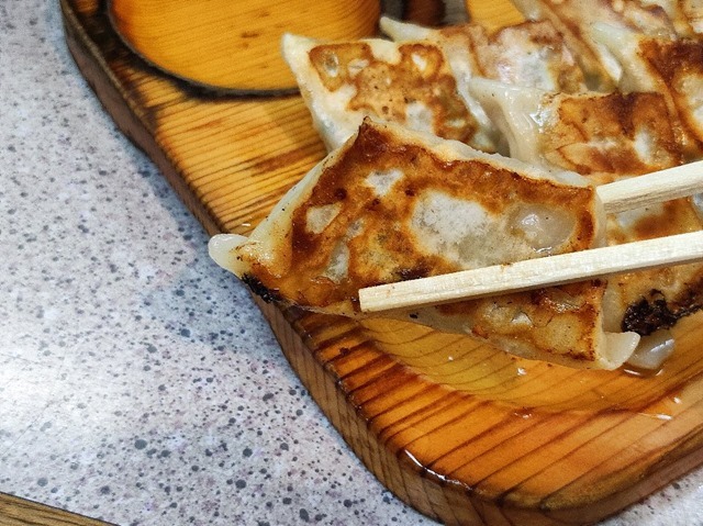 餃子を食う