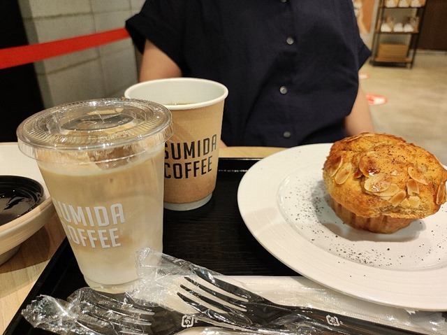 SUMIDA_COFFEEのカフェラテとバナナのマフィン