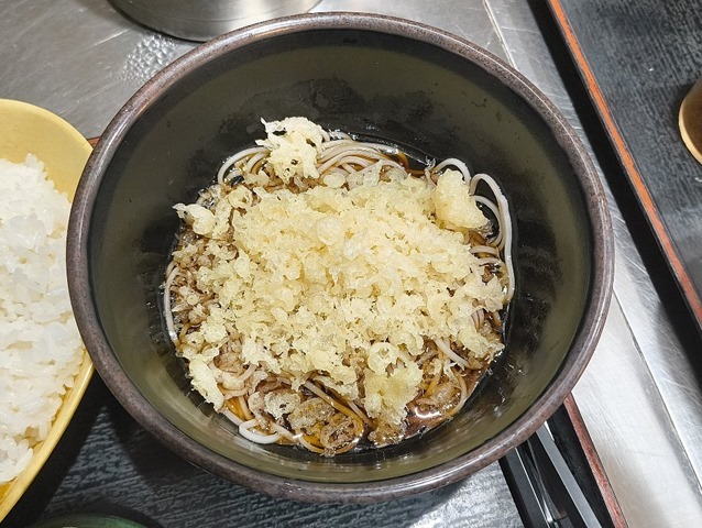 天かすを蕎麦にのせて冷したぬきそばだ