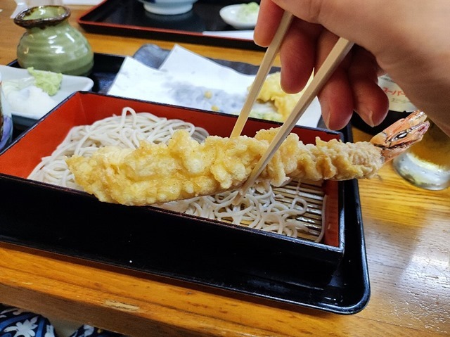 でかい海老天を食う