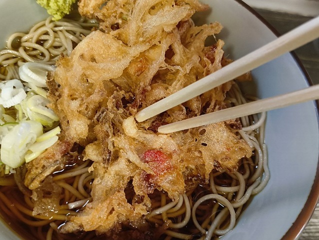 かき揚げに汁を染み込ませる