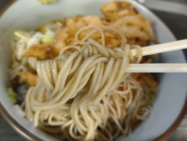 針金のお様な蕎麦を手繰る