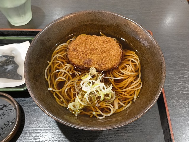 コロッケそば（かけそば＋コロッケ）