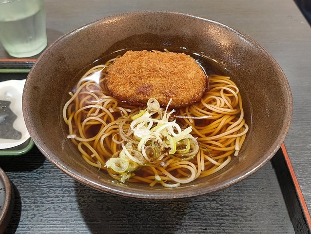 コロッケそば（かけそば＋コロッケ）
