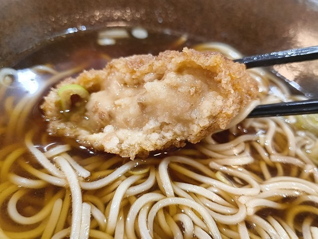 コロッケを食べる