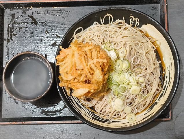 『ゆで太郎』で「ぶっかけ冷し野菜かきあげそば（2枚盛り版）蕎麦湯付き」をつくったのだが、こうして食べる「冷し野菜かきあげそば」の「2枚もり」版は、実は、うまいのだよ（笑）。（ゆで太郎 もつ次郎本所吾妻橋店：墨田区吾妻橋3丁目）