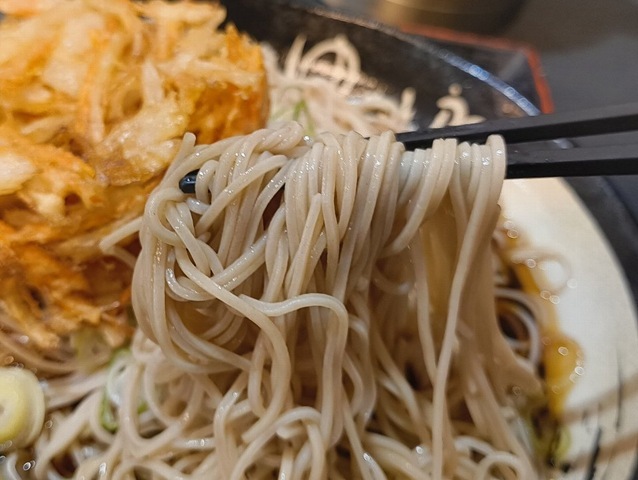 蕎麦を手繰る