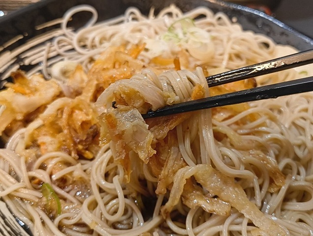 そしてかきあげと一緒に蕎麦を手繰る