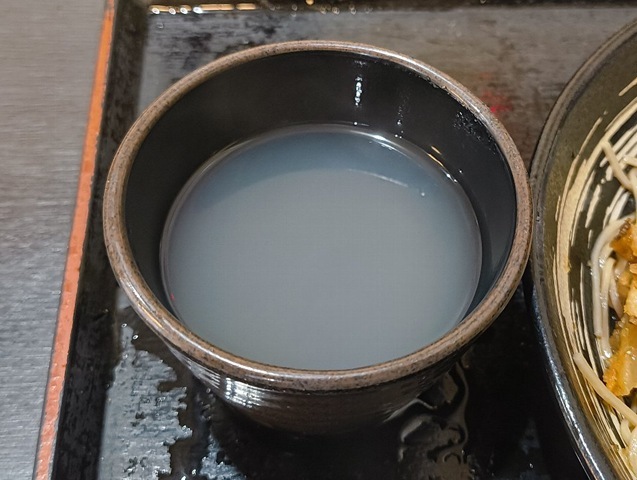 蕎麦湯で〆る
