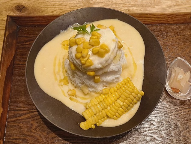 「お食事処 江戸の茶屋 八重乃香」で「フルーツトマトのカプレーゼ」と「濃厚コーンクリームスープ」を食べたのだ。これ2つとも【野菜かき氷】なんだけど、あたしの想像を超えてうまい存在だったのだよ（笑）。（お食事処 江戸の茶屋 八重乃香：河村屋 浅草店：浅草一丁目）
