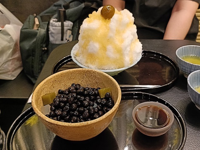 『浅草 いづ美』で食べる「豆かん」と「氷うめ」。どちらも見事に均整が取れているが、良くある「かき氷」のもつケバケバしさは皆無なのだ。『浅草いづ美』の良い処はここなのである。勿論、うまいのだよ（笑）。（浅草 いづ美 ：浅草一丁目）