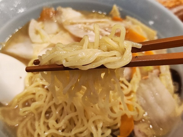 麺を手繰る