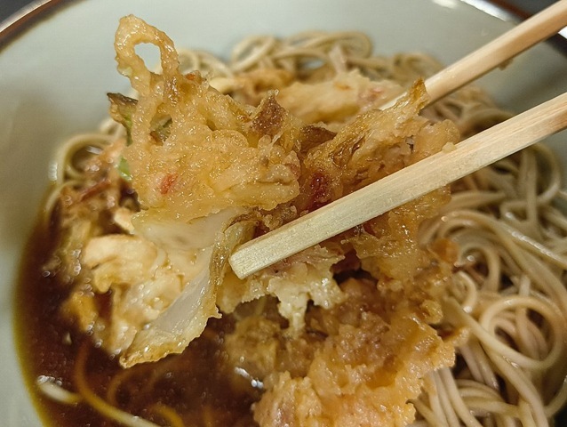 漸く汁の染み込んだかき揚げを食べる