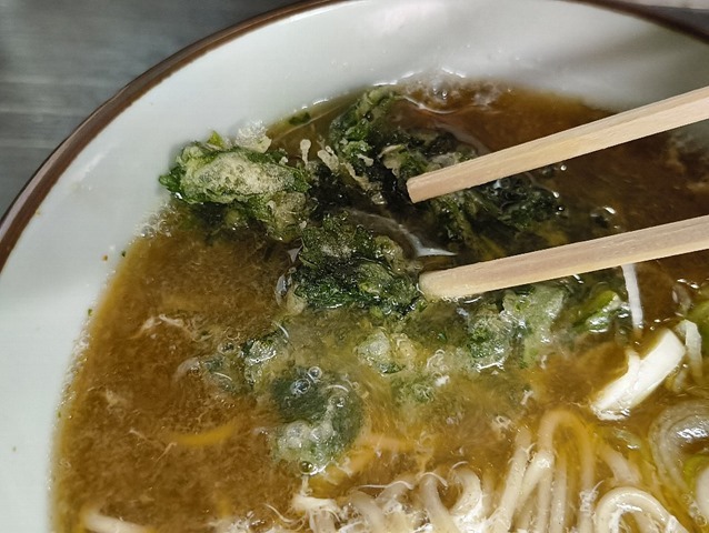 春菊天を汁に沈める