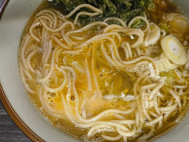 たまごの黄身を蕎麦にぶちまける