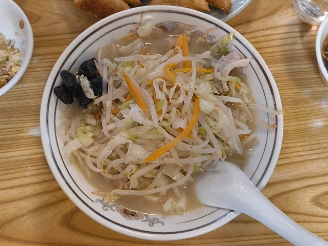 「餃子の王さま」で「王さまの餃子」4人前と「チャーハン」と「タンメン」と「ビール」2本で夕餉にしたのだ。何時のまにか値段も上がってしまって気軽に行くには気が引けるようになったが、なに、味は相変わらずのうまさだったのだよ（笑）。（餃子の王さま：浅草一丁目）