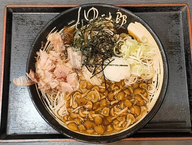 『ゆで太郎 もつ次郎本所吾妻橋店』で「冷しなめこおろしそば 1.5倍盛」を手繰れば、それは「なめこ」の粘りが強烈な調味料となって、既に、ただの蕎麦では無くなっている。 ヌルヌルの蕎麦はめちゃくちゃにうまいのである（笑）。（ゆで太郎 もつ次郎本所吾妻橋店：墨田区吾妻橋3丁目）