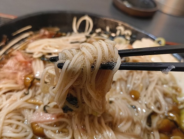 蕎麦を手繰る