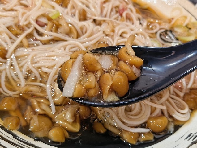 なめこはレンゲで掬って食べれば、大量にうまいのだ（笑）
