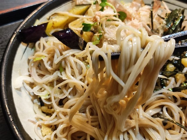 蕎麦を手繰る