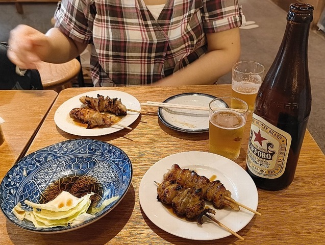 『亀戸 焼鳥のんき』には「しろたれ」と「のんきボール」がない（笑）。だけど「赤星」はあるし、「とりかわ」と「ぼんじり」をもらい、「鶏もつ煮込み」と「鶏そぼろポテトサラダ」をもらい、その上「かちわりきゅうり」で楽しんだのだ。勿論、うまかったのだよ。（亀戸 焼鳥のんき：雷門二丁目）