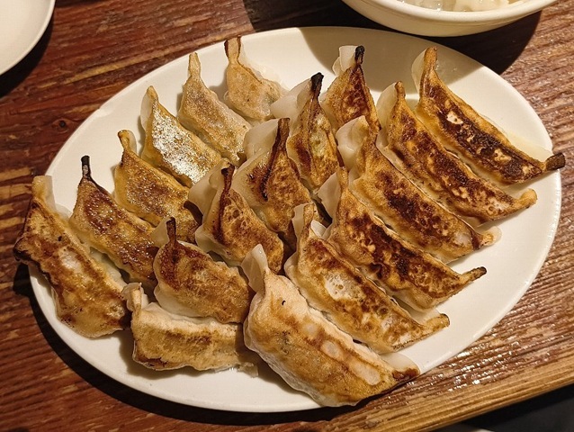 「原宿餃子楼」で夕餉にしたのだけど、原宿になにしに行ったのだと云われれば家人のつきあいでと答えるが、この「原宿餃子楼」を見つけたのはあたしなのだった。やっぱり「ビール」と「餃子」は黄金の組合せなのだよ（笑）。（原宿餃子楼 本店：渋谷区神宮前6丁目）