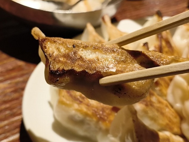 焼餃子を食べる
