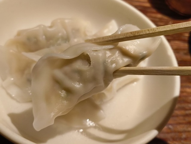 水餃子を食べる