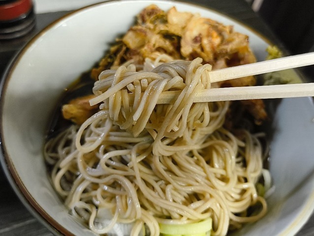 蕎麦を手繰る