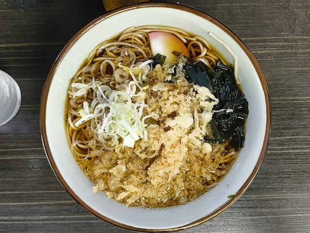 『文殊 浅草店』で「たぬきそば」を食べた。本当は「冷したぬきそば」だったのだが、温かいのもいいか、とそのままいただいたのだ。「冷し」なら蕎麦全体を、ぐるぐる、ぐるぐると、念入りにかき混ぜてやるべきなのだが、その必要がないのだ。 そうして一気に手繰れば、勿論、うまいのだよ（笑） 。（文殊 浅草店：浅草一丁目：浅草地下街）