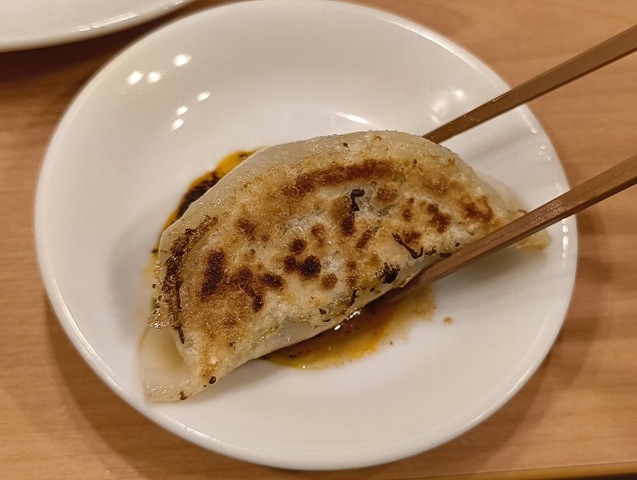 餃子を食べる