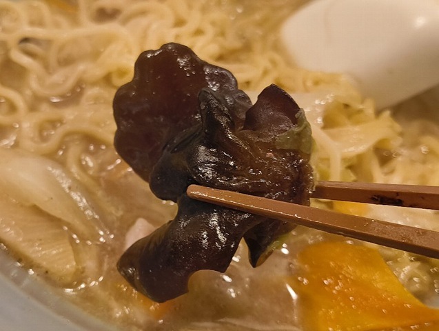 キクラゲを食べる