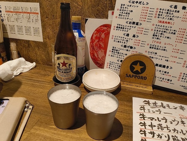 『大衆酒場 もつ焼き おとんば 御徒町店』で「赤星」にあわせ「ポテトサラダ」と「枝豆」、それに「牛もつ煮込み」と「かしら」と「しろ」と「きく」、それと「牛マルチョウ串」をお願いし、「豚白子揚げポン酢」と「脳天！ぶれんずバター」の脳みそ二兄弟で〆たのだ。うまかったのだよ（笑）。（大衆酒場 もつ焼き おとんば 御徒町店：上野六丁目）