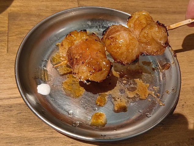 牛マルチョウ串を食べる